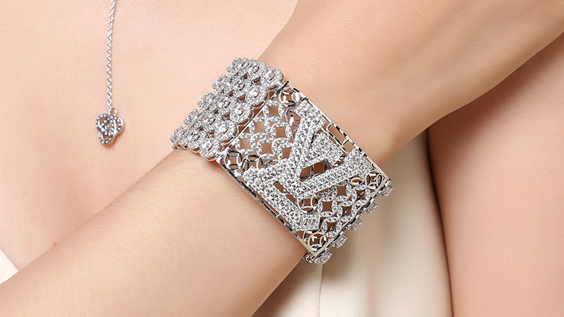 Vòng tay có biểu tượng LV sang trọng, đính đá lung linh